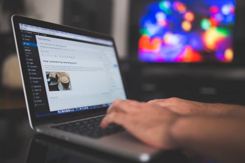 better travel blogger on social media by recurpost as best scoial media scheduler